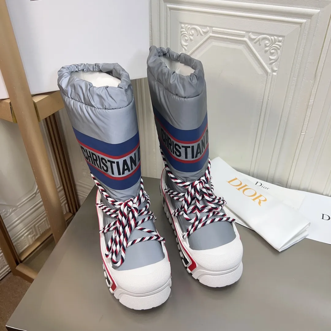 Men's shoes p600! The highest version on the market, Dior Dior's king style snow boots, ski boots, fat and cute, so cute →_→ from the DiorAlps limited series, unique. Shiny nylon Oblique print upper with criss-cross straps for an ideal fit. The technical fabric of the boot shaft, short-cut version, can be worn in the city or in the mountains. It makes the calf slimmer and taller, warm and concave. The boot shaft and sole are made of original waterproof padded lining. The embroidered fabric is original star ⭐ rubber non-slip thick sole and multi-module combination outsole. The size is 35-40. 41Customized